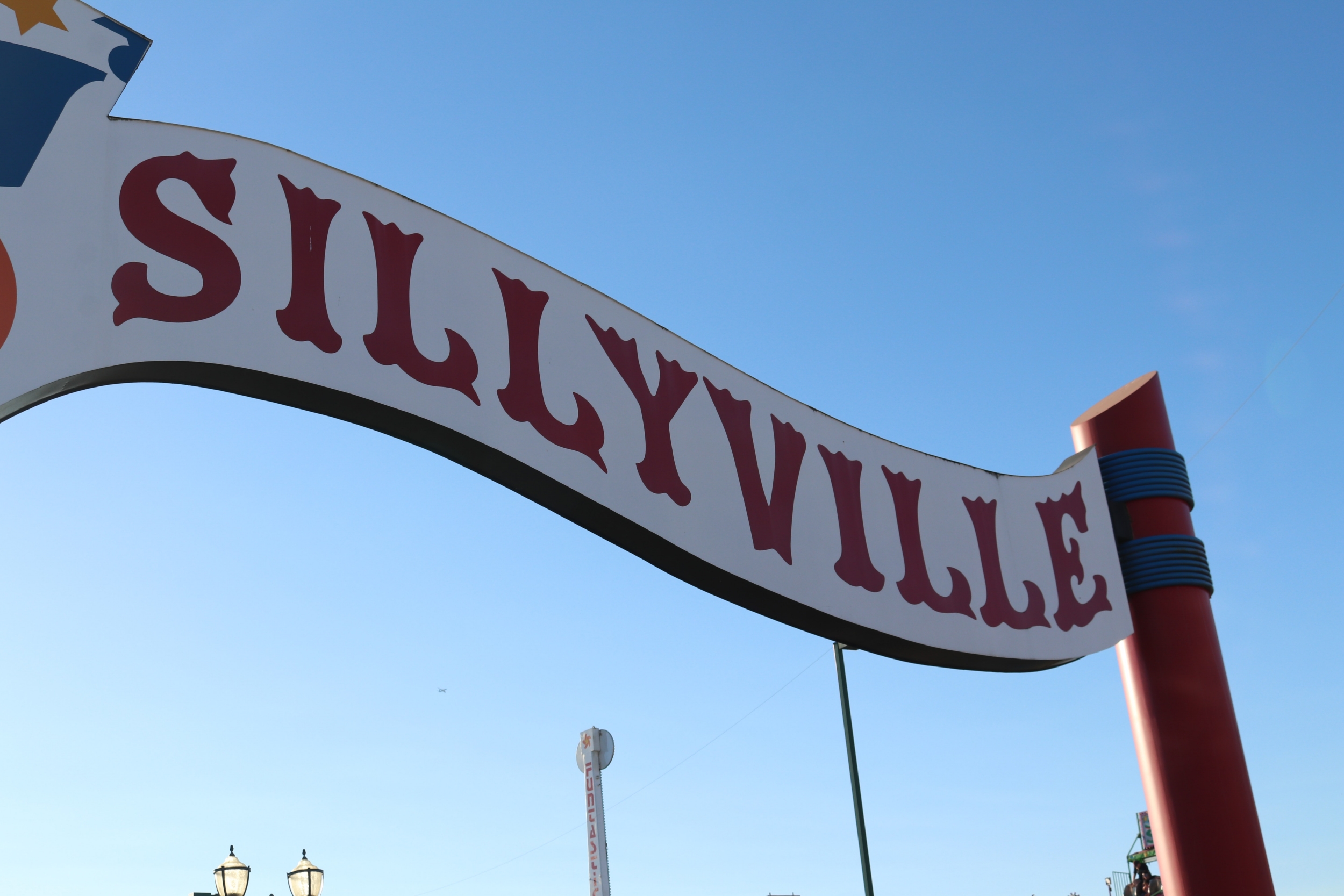 Amusement park sign that says "Sillyville"